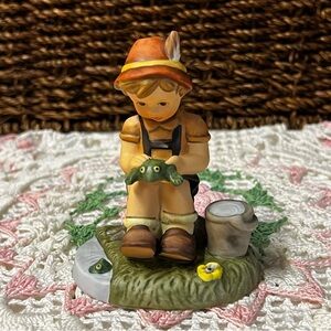 Berta HUMMEL Goebel Figurine Slippery Business (BH 148) Boy & Frog Vintage 2001